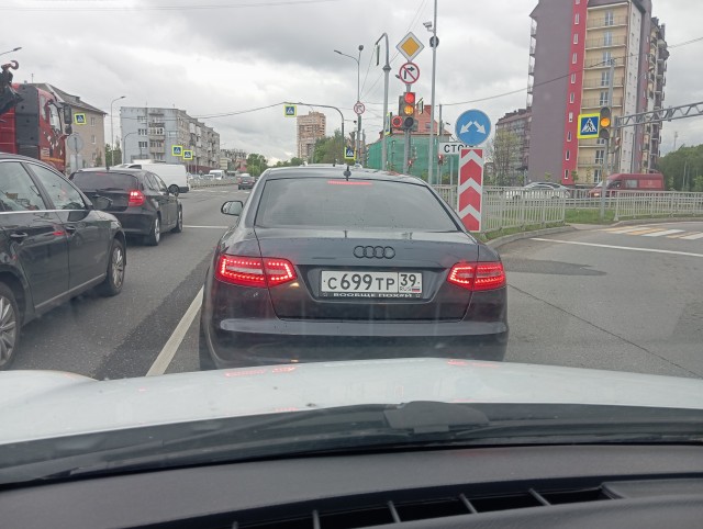Зачем писать на рамке номера нецензурные надписи?