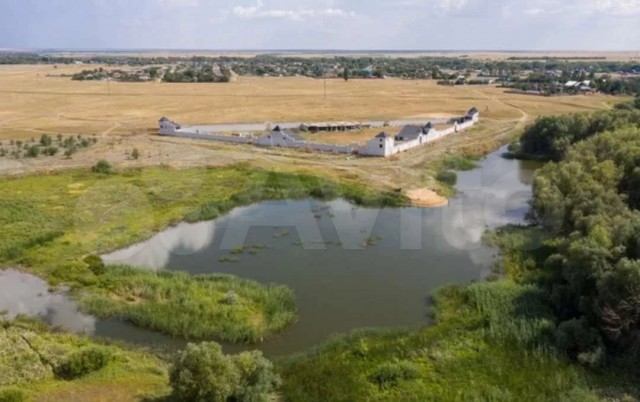 Под Волгоградом продают замок — личную крепость с башнями для лучников выставили за ₽40 млн.