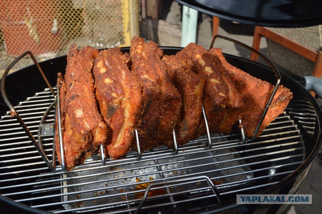 Копченые свиные ребрышки барбекю.
