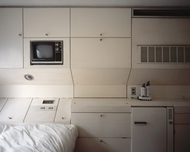 Первое в мире «капсульное» жилое здание — снаружи и изнутри