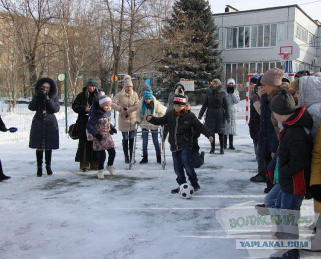 Исинбаева построила спортплощадку.