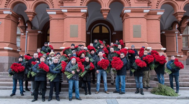10 тысяч алых цветов возложено к могиле Сталина в Москве