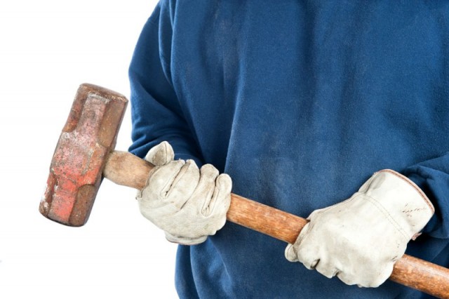 Челябинец в знак протеста против британских санкций разбил кувалдой Range Rover соседа