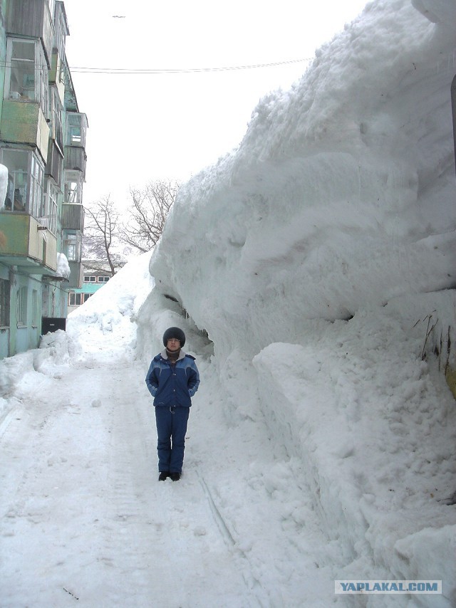 В Нижнем Новгороде коммунальщики убрали кучу снега после появления надписи «Навальный»