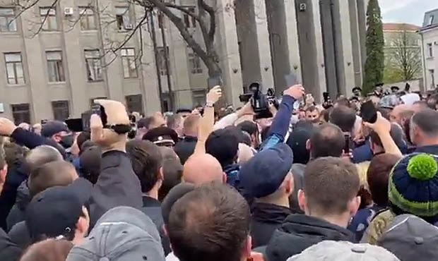 Кремль назвал незаконной акцию протеста во Владикавказе. Её инициатора арестовали по подозрению в нападении на силовика