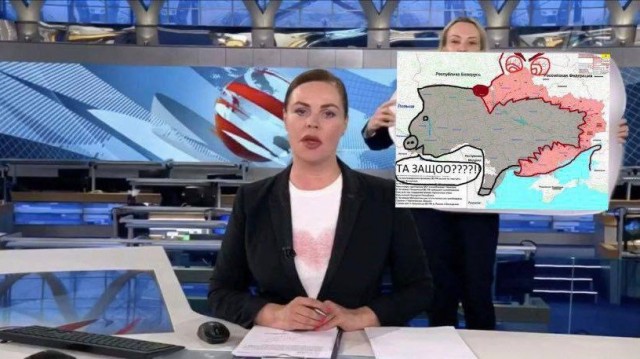 Адвокаты не могут найти Марину Овсянникову, пропала после появления в эфире с антивоенным плакатом