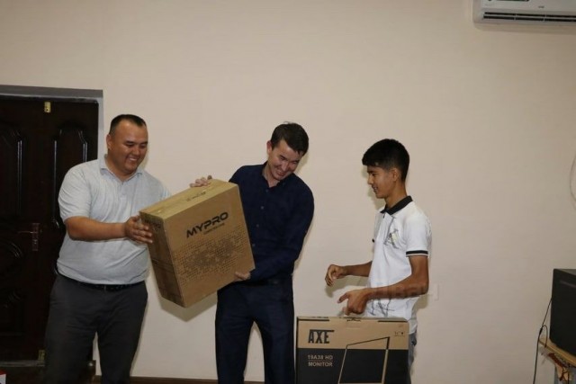 В Узбекистане победителю IT-конкурса вручили удлинитель