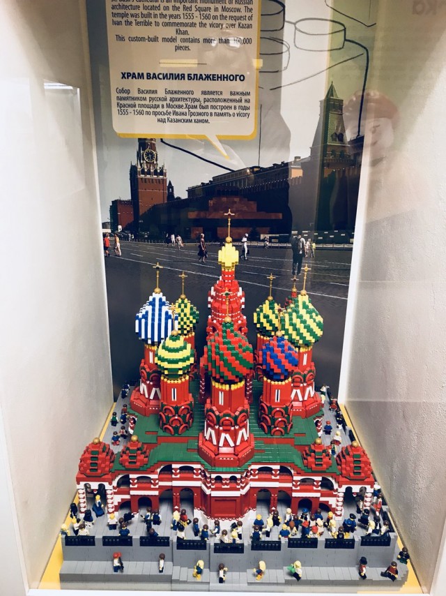 Священники против LEGO.