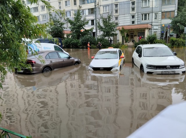 В Москве повреждены десятки автомобилей