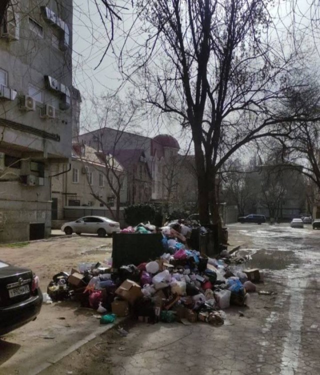 В Махачкале жители жалуются на «горы мусора» на улицах.