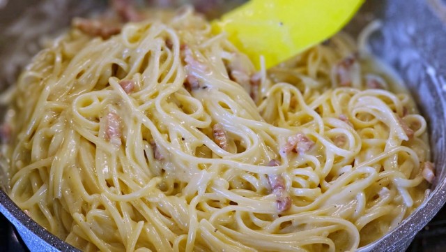 Спагетти с ветчиной, грибами и сливками