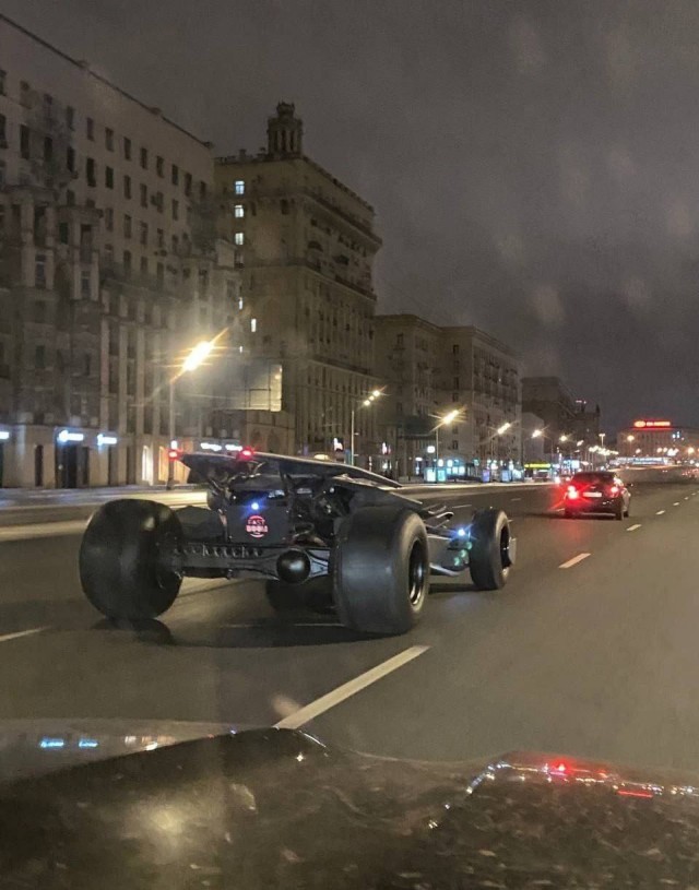 Необычный бэтмобиль катается по Москве