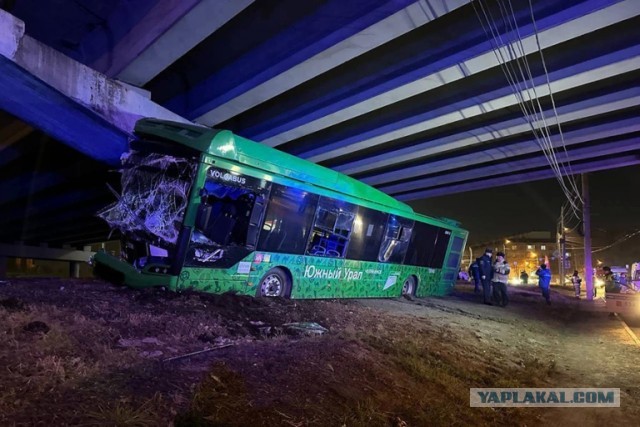 В Челябинске автобус врезался в опору моста, 12 человек госпитализированы