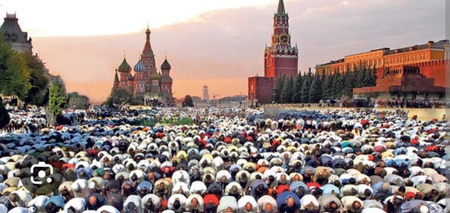 Мигранта выдворили из России за публичный намаз.