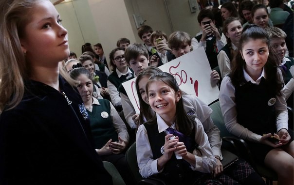 Юля и поклонницы.