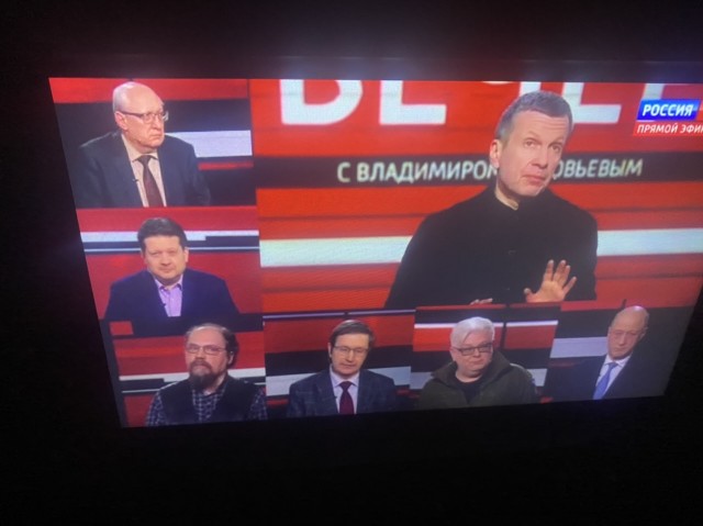 Один из собеседников на эфире у Соловьева рухнул без сознания