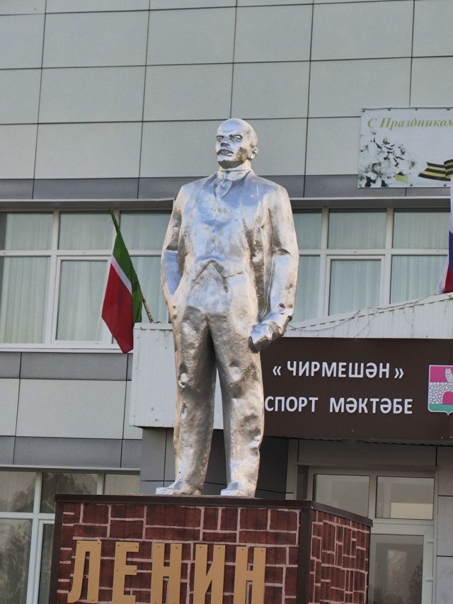 Гигантская голова Ленина