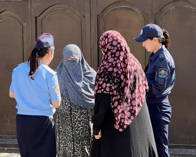 В Киргизии полиция предупредила более 300 женщин о запрете ношения никаба