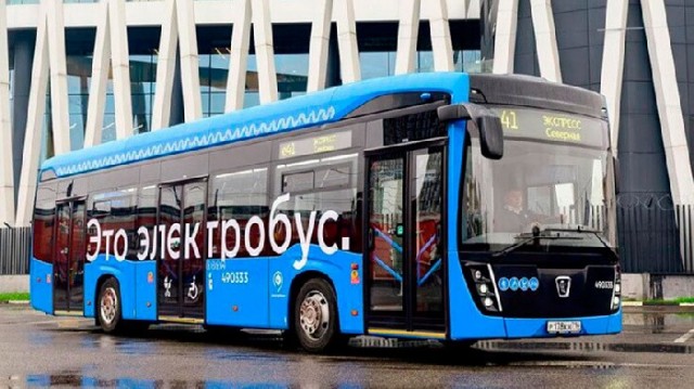 Студия Артемия Лебедева потратила 228 дней на новый логотип для «Лужников»: в нём есть только надпись «Лужники» и две линии – кривая и прямая.