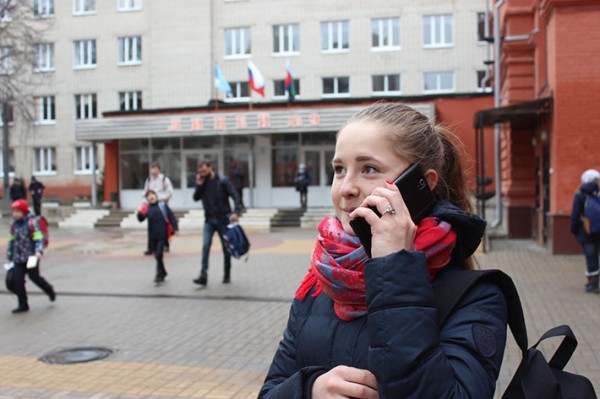 Школьникам запретят иметь дорогие телефоны