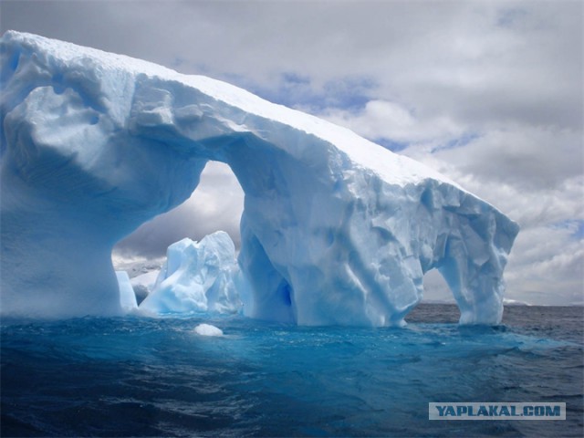 От Антарктиды откололись два огромных куска шельфа