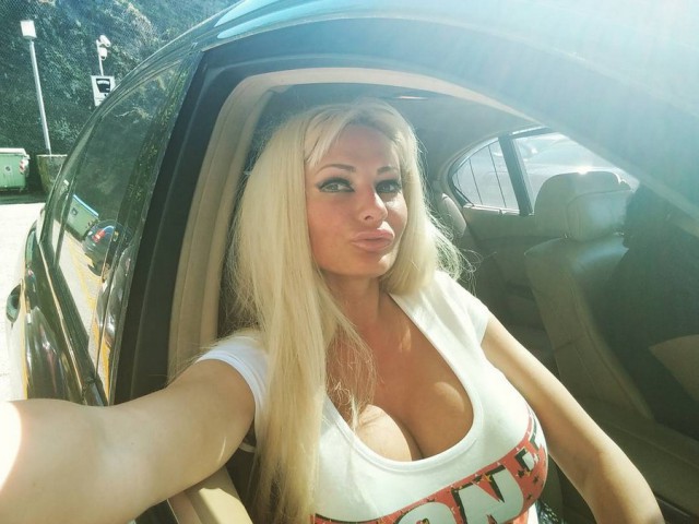 «Самая большая грудь Латвии» соблазняет женатых мужчин