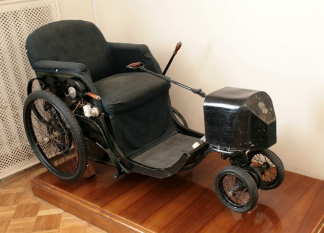 Прозрачная «кола» для маршала и дешёвые галстуки для генсека: какие импортные вещи нравились советской партийной элите?