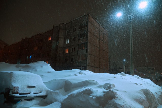 Фотограф снимает окраины города, превращая действительность в кадры «Бегущего по лезвию»