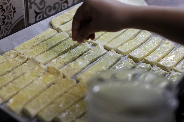 Творожно-сырные колечки с кунжутом