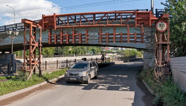 Ограничитель высоты не остановил водителя КАМАЗа от попытки штурмовать «мост глупости»