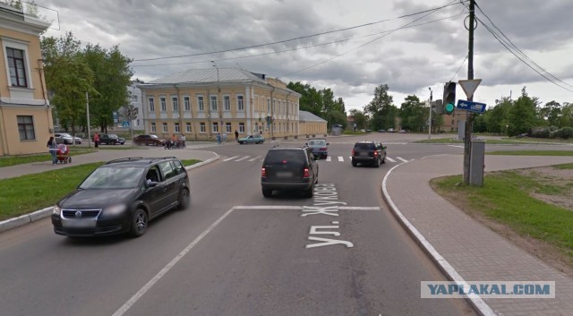 В Кингисеппе учительница перевела детей через дорогу на красный сигнал светофора