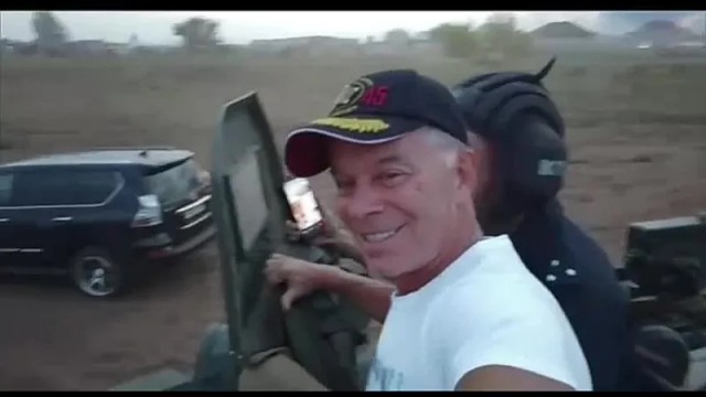 Поёт, не служил и не имеет навыков».