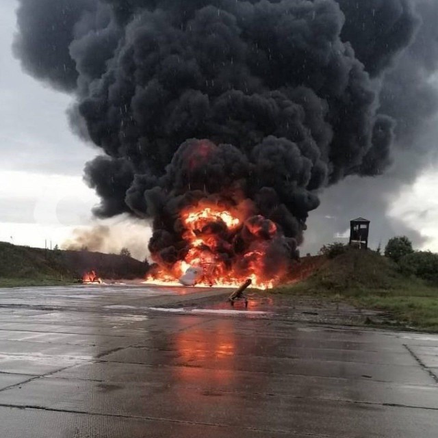 Горящий самолёт на аэродроме