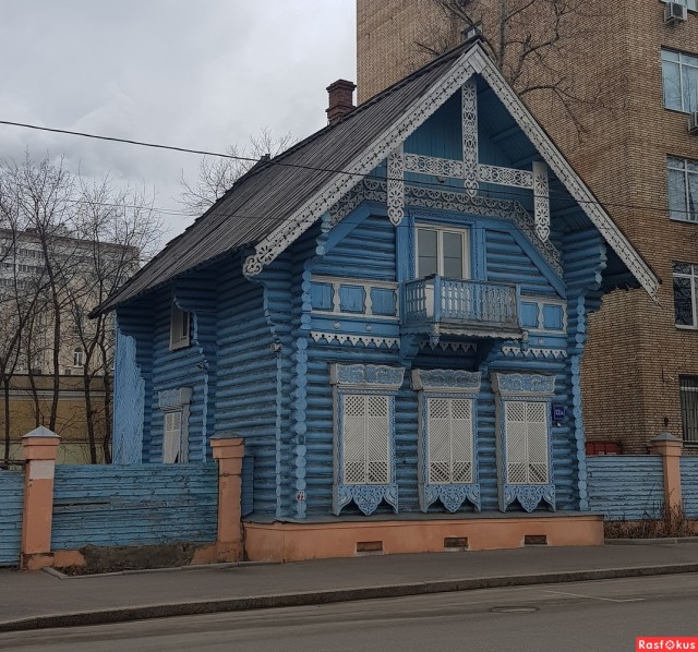 У метро «Новослободская» продают старинный деревянный дом за 500 миллионов рублей.