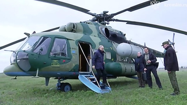Вертолет Путина попал в эпицентр атаки дронами