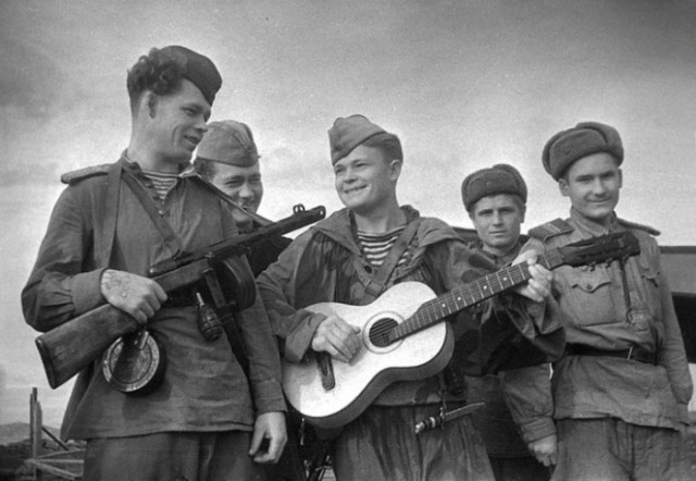 Почему солдаты вермахта закатывали рукава?