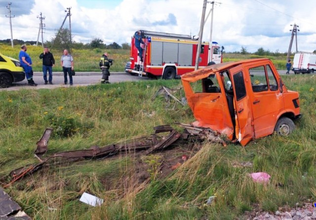 ДТП на переезде в Калининградской области: грузовик проехал на красный и столкнулся с «Ласточкой»
