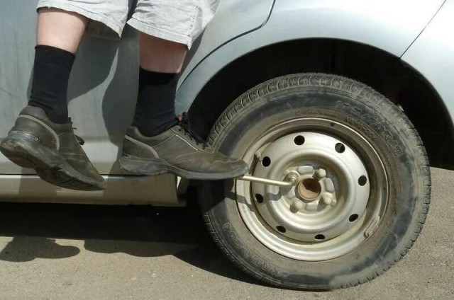 Как я понял, что переобувать машину нужно самому.