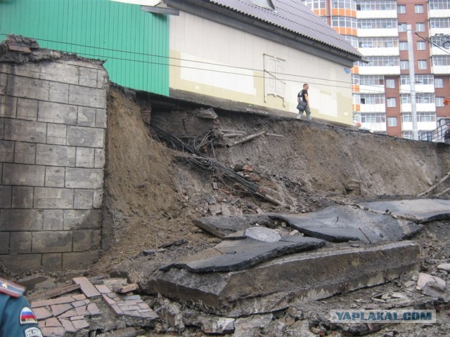 На проспекте Свободный в Красноярске рухнула стена