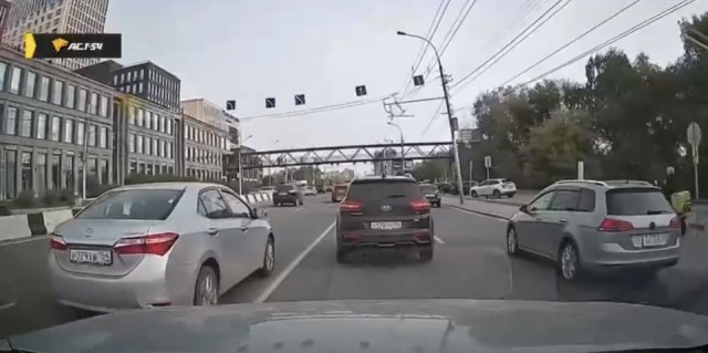 Водитель седана Toyota Corolla  разозлился после того, как его не пропустили в ряд