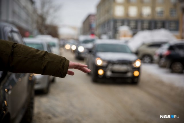 Таксиста рассердила расчёсывающаяся пассажирка — он повёз её в Кемерово, а потом сломал ей нос