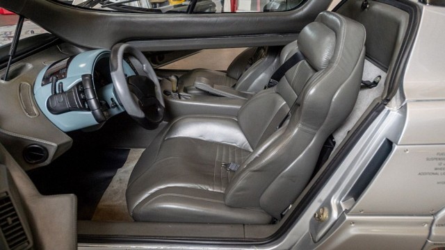 Продают очень странный автомобиль