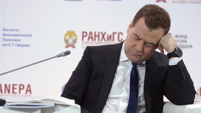 Медведев предложил начать переход на четырехдневку