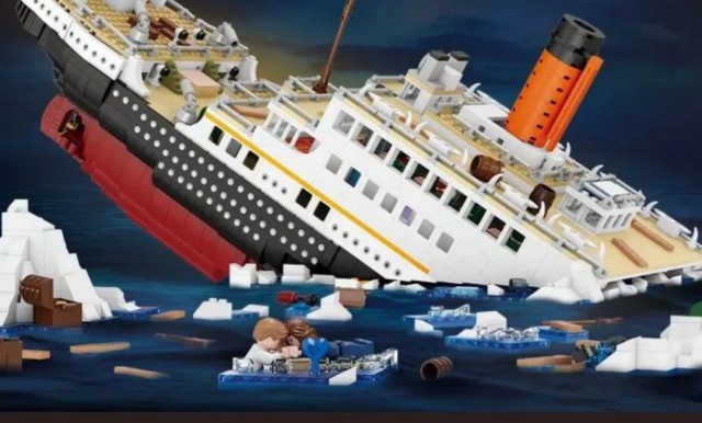 Умелец собрал из LEGO самое большое и проработанное крушение «Титаника»
