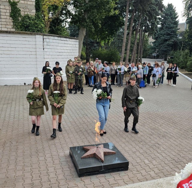 Жители Бельц вышли сегодня к Мемориалу воинской славы и легендарному «Танку»