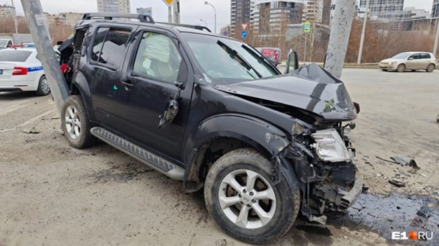 В Екатеринбурге водитель внедорожника проехался по встречке, а потом направил машину в столб