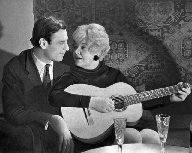 Девушка с гитарой