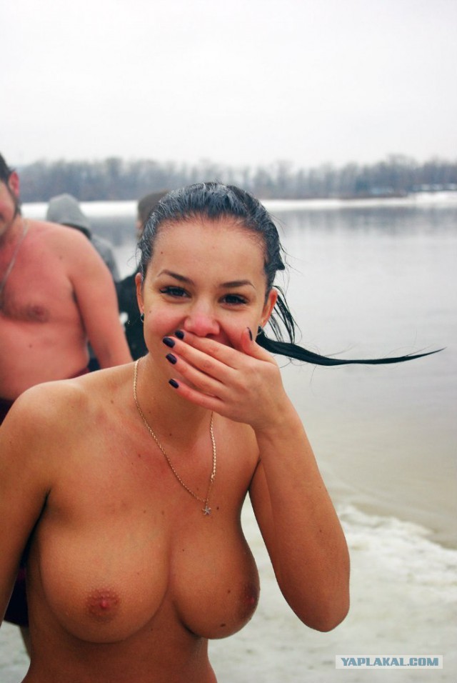 Пьяные люди на крещенском купании во Владивостоке