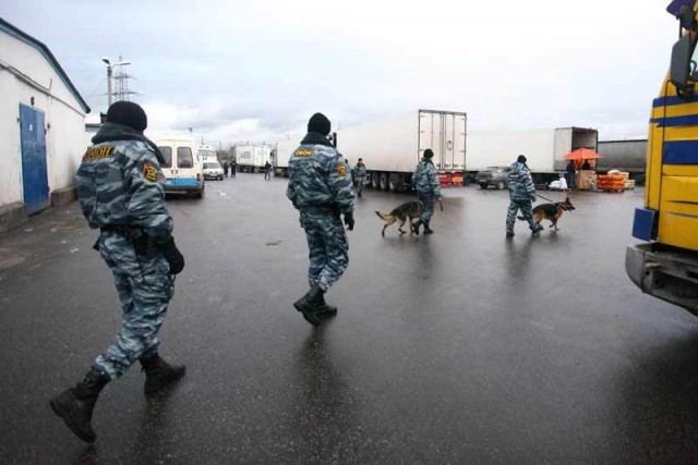 На овощебазе в Петербурге дерутся больше 100 человек, один мужчина погиб