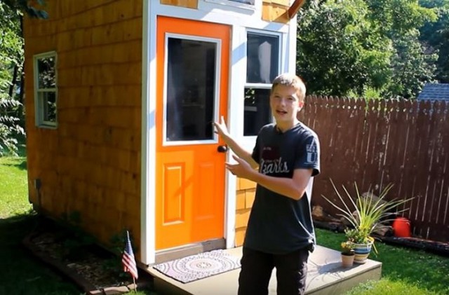 13-летний мальчик построил себе дом